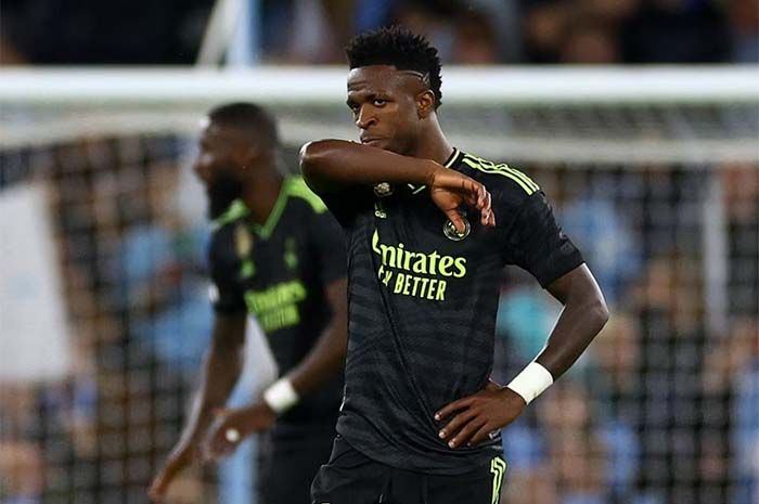 Pemain Real Madrid, Vinicius Junior, bereaksi setelah pemain Manchester City, Julian Alvarez, mencetak gol keempat.