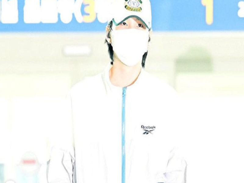  Style Melokal Suga BTS saat OTW Jakarta Tuai Sorotan.