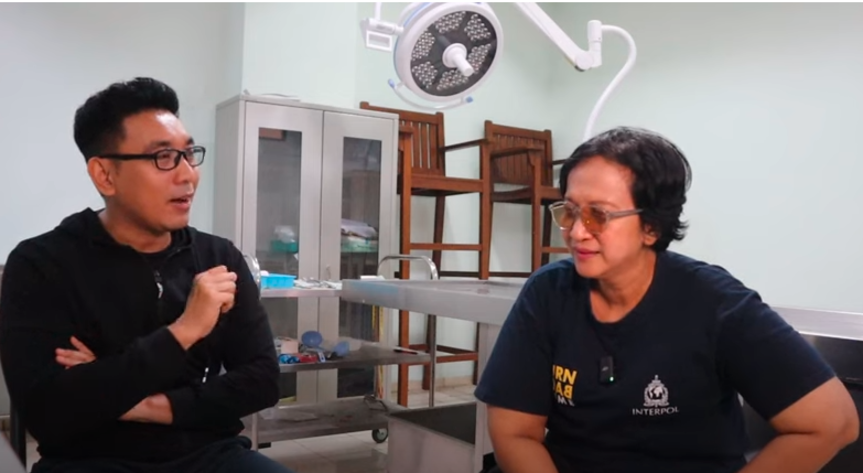 Dokter Hastry saat diwawancarai pemerhati Kasus Subang, Anjas Asmara. Dokter Hastry mengoreksi soal hsil Otopsi ulang terkait waktu kematian korban.