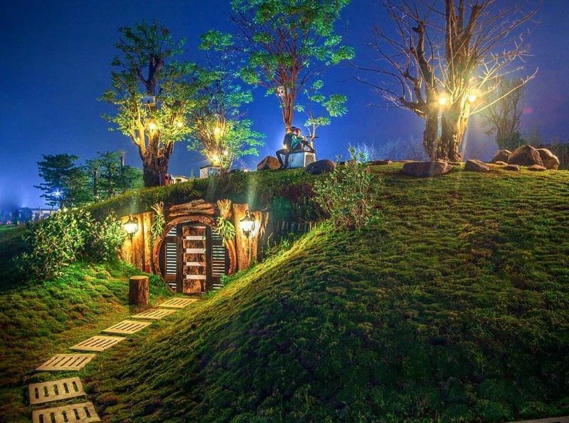 Rumah Hobbit di tepi danau Central Park Meikarta, rekomendasi wisata Bekasi hits dan Instagramable 2023./Instagram @hungry.cikarang