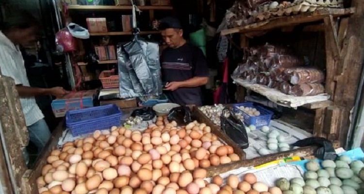 Himpunan Pedagang dan Pengelola Pasar Cimahi (HIPPPCI) keluhkan tingginya harga telur dan daging ayam serta kelakuan Bacaleg yang kampanye di pasar