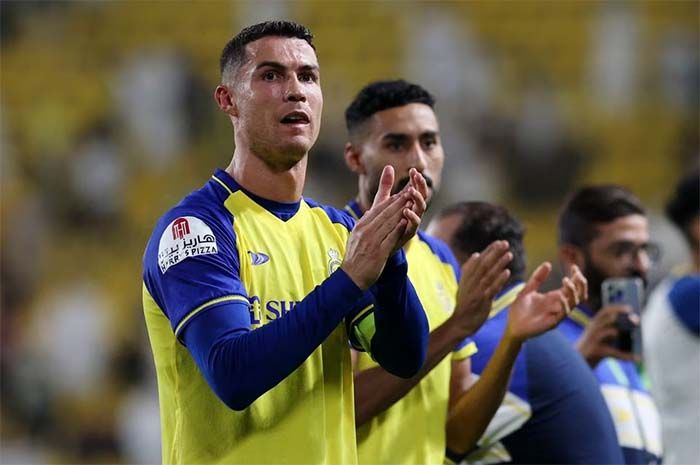 Cristiano Ronaldo dari Al Nassr memberikan tepuk tangan kepada para penggemar setelah pertandingan.
