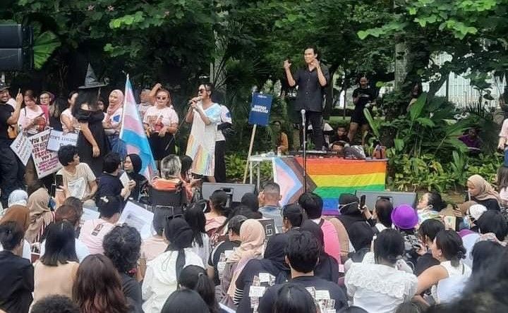 Bendera LGBT Terselip di Panggung Kecil Dalam Kawasan Monas