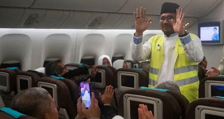 Menteri Agama Yaqut Cholil Qoumas melepas jamaah calon haji kelompok terbang 1 di Bandara Soekarno-Hatta Tangerang, Rabu 24 Mei 2023. /ANTARA FOTO/Wahyu Putro