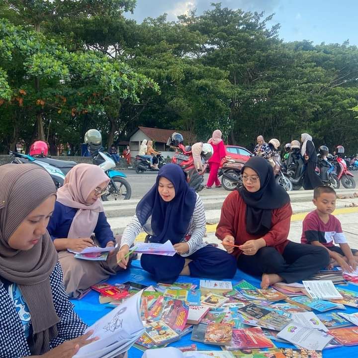 Lapak baca gratis di Pantai Merpati Bulukumba oleh para pegiat literasi  pada Ahad, 21 Mei 2023.