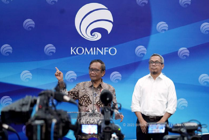 Plt Menkominfo Mahfud MD dalam Konferensi Pers di Ruang Serbaguna Kantor Pusat Kementerian Kominfo.