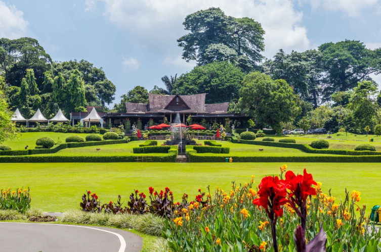 Kebun Raya Bogor, rekomendasi tempat wisata terdekat dari lokasi Stasiun Bogor.