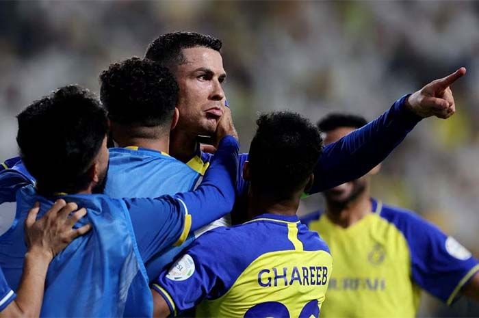 Cristiano Ronaldo dari Al Nassr merayakan gol ketiga mereka.