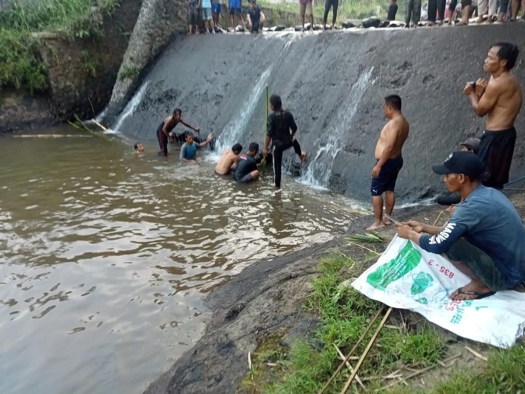 Proses evakuasi remaja di Bogor yang tenggelam di sungai Ciampea.