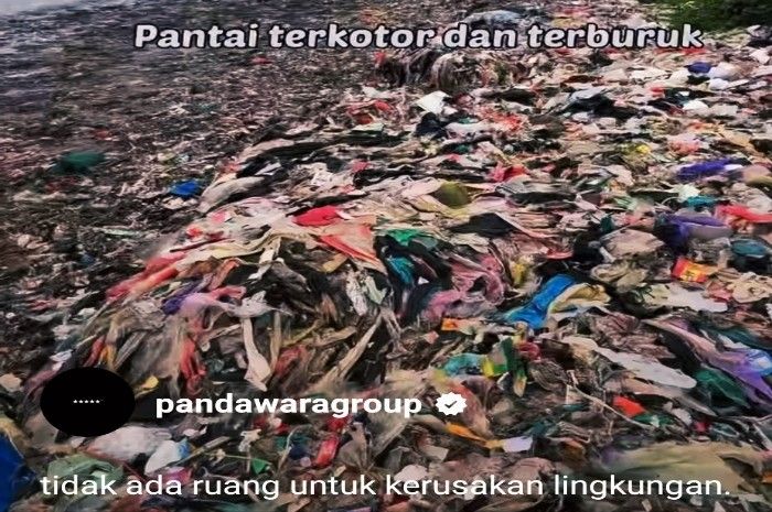 Penumpukan sampah di pantai labuan, Banten