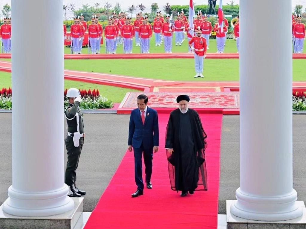 Presiden Jokowi dan Presiden Republik Islam Iran, Seyyed Ebrahim Raisi, melakukan inspeksi jajar kehormatan di Istana Kepresidenan Bogor, Jabar