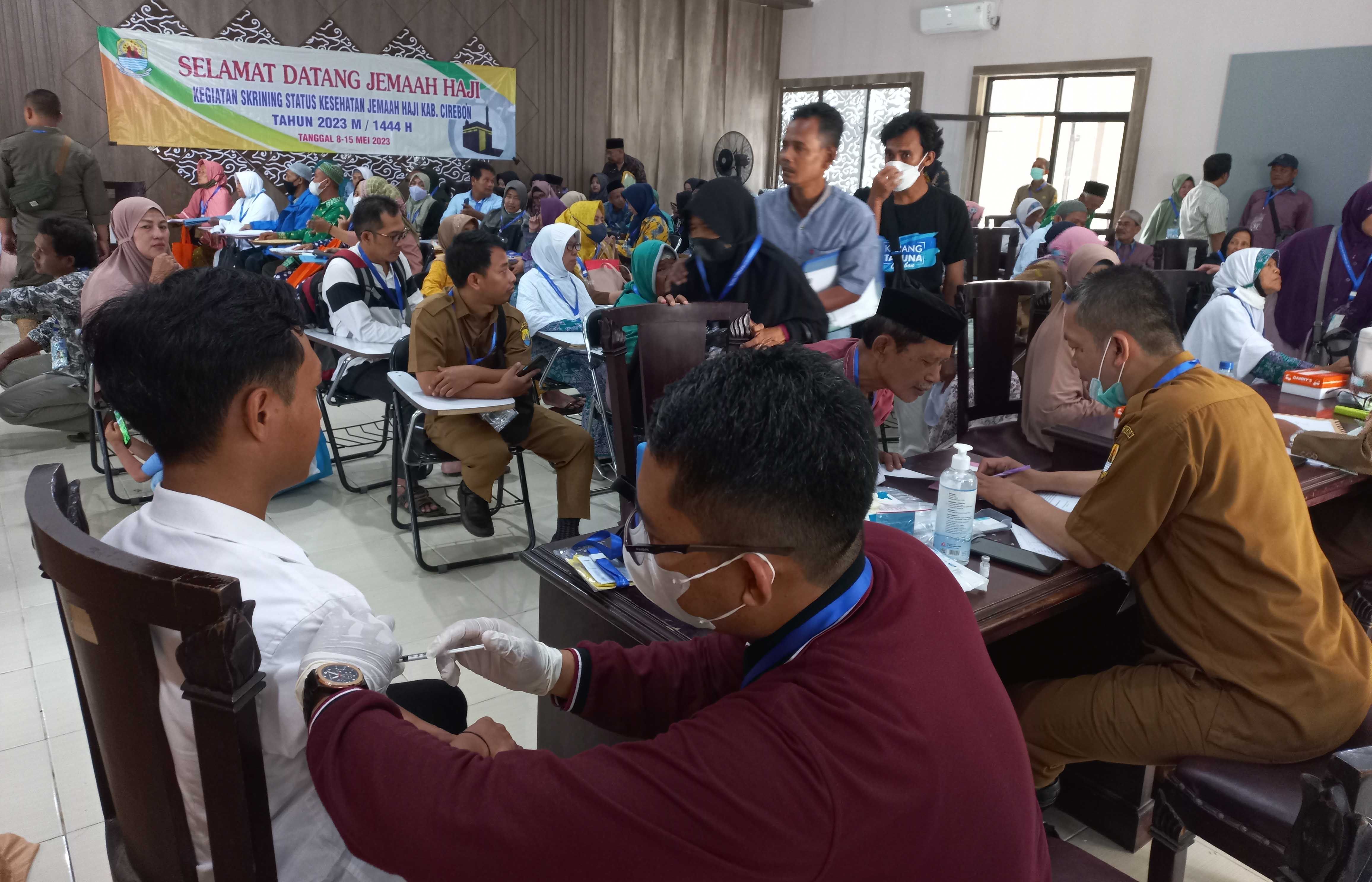 ILUSTRASI pemeriksaan kesehatan kepada calon jamaah haji Kabupaten Cirebon, belum lama ini.*