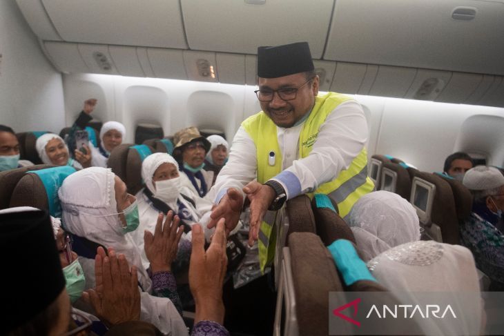 Menag Yaqut Cholil Qoumas melepas keberangkatan jemaah haji JKG-01 di Bandara Soeta, Rabuu 24 Mei 2023