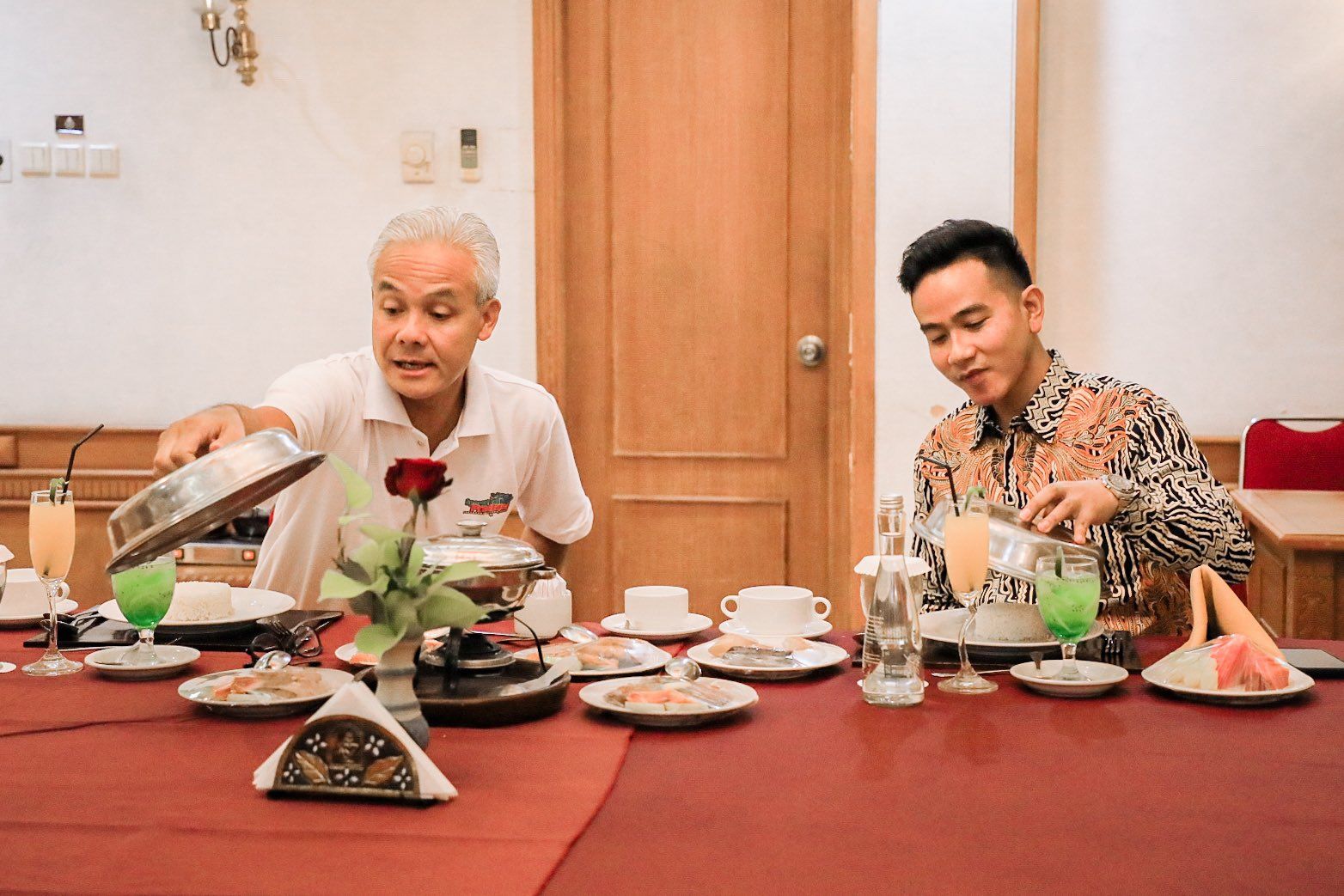 Wali Kota Solo Gibran Rakabuming Raka bersama Gubernur Jateng Ganjar Pranowo. Gibran 'murka' gara-gara istrinya 'dicolek' netizen.