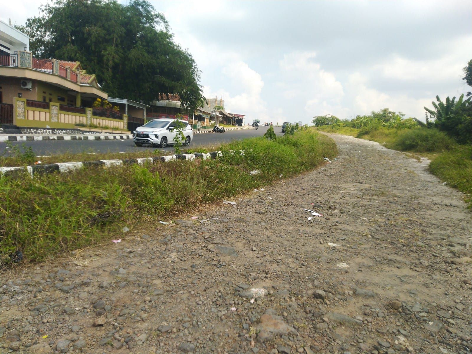 Sebagian Jalan Lingkar Utara Kota Tasikmalaya yang menghubungkan Kota Tasikmalaya dan arah Kabupaten Ciamis masih berupa batu koral belum dilakukan pengaspalan, Kamis 25 Mei 2023.*/kabar-priangan.com/Istimewa