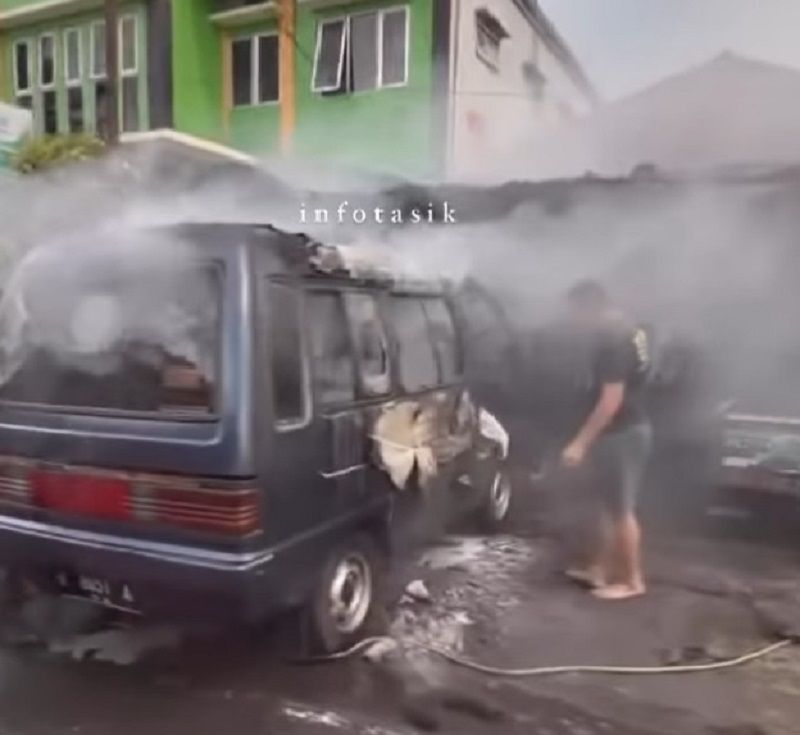  kebakaran mobil Daihatsu Zebra terjadi di Jalan RE Martadinata, Kota Tasikmalaya depan bengkel milik Jaja pada Kamis, 25 Mei 2023