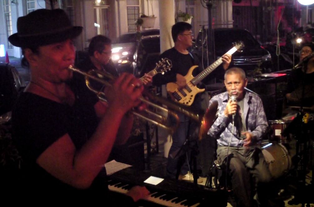 Trumpetis Rio Sidik, menjadi bintang tamu acara The Art Of Jazz yang diselenggarakan di Cafe Braha, Jl. Braga Kota Bandung, Rabu 24 Mei 2023