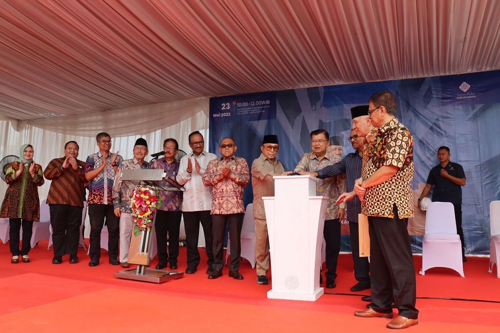 Jusuf Kalla saat menekan tombol dimulainya pembangunan Gedung A Universitas Paramadina Kampus Cipayung, Jakarta Timur, Selasa (23/5/2023). Foto: Paramadina