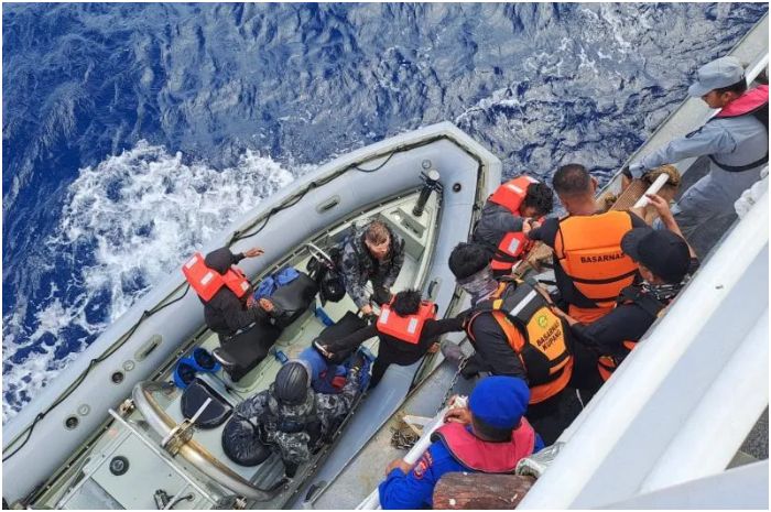 Tim SAR gabungan dari Kupang mengevakuasi 12 nelayan asal Rote Ndao yang tenggelam di perairan Australia.