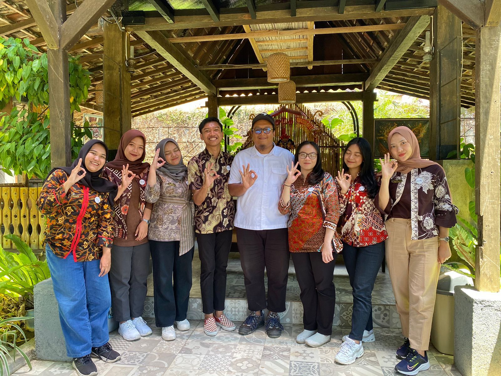 Admin medsos @isunbanyuwangi (kemeja putih) ketika menerima kunjungan mahasiswa Poltek Pariwisata NHI Bandung
