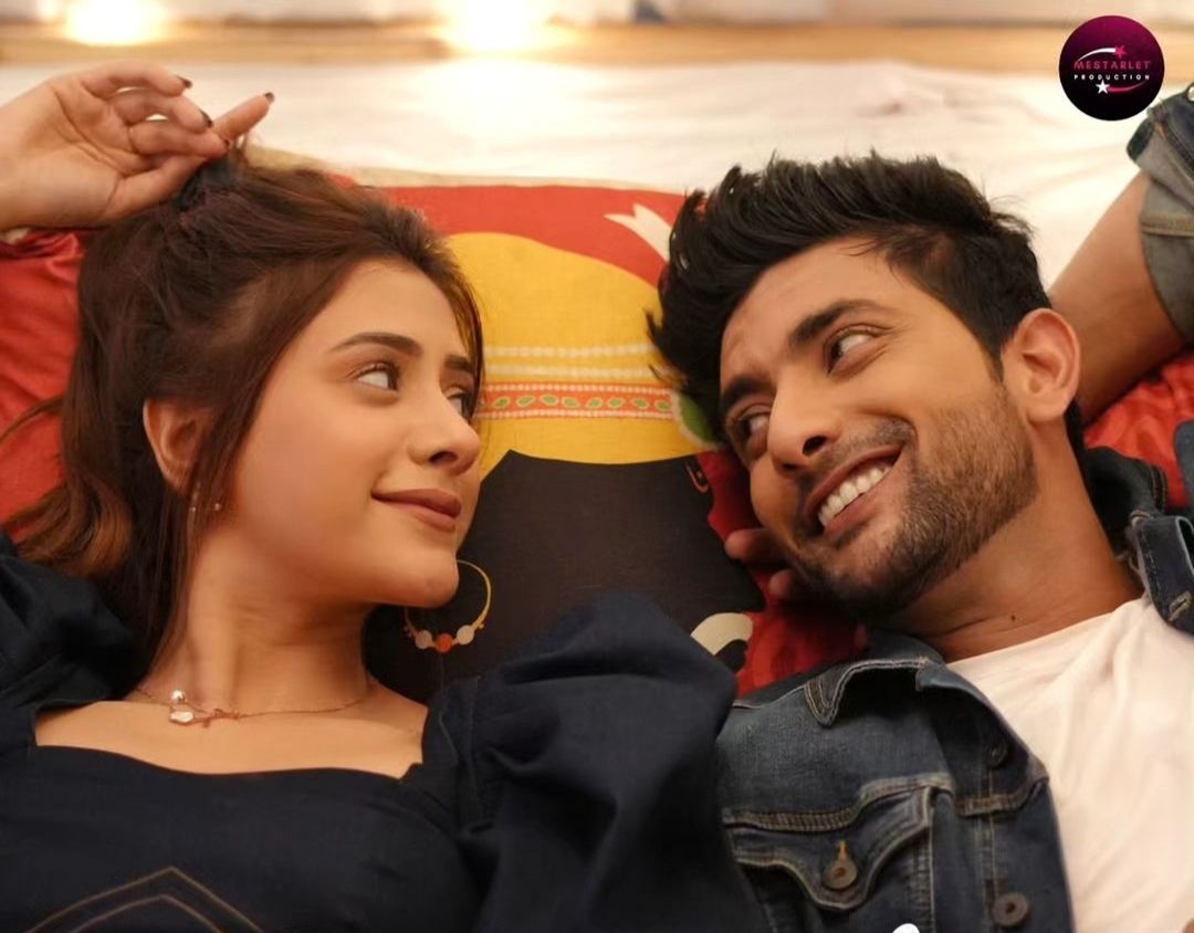 Potret kemesraan Fahmaan Khan dan Hiba Nawab di video musik 