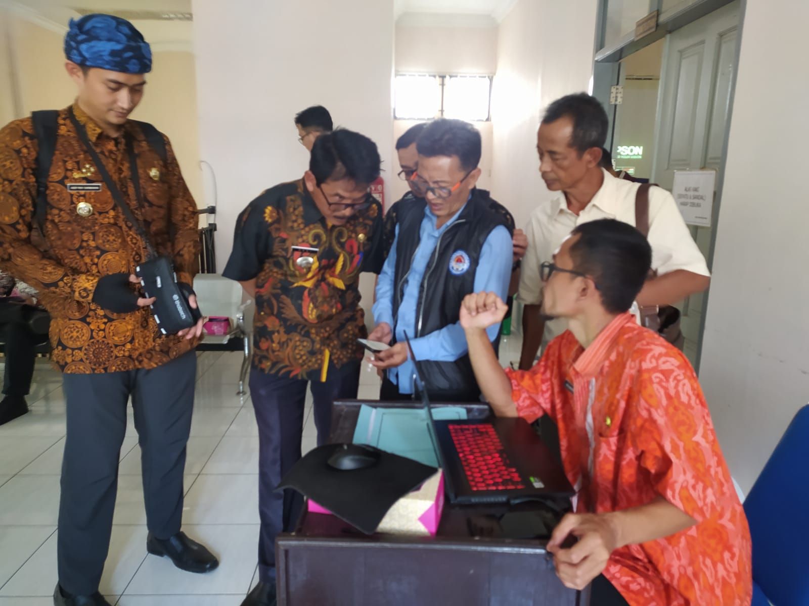 Sejumlah kepala desa menginput tanda tangannya saat mengikuti sosialisasi E-Office Desa yang digelar oleh Dinas Kominfo Ciamis di Kantor Diskominfo Ciamis, Kamis 25 Mei 2023.*/kabar-priangan.com/Agus Pardianto