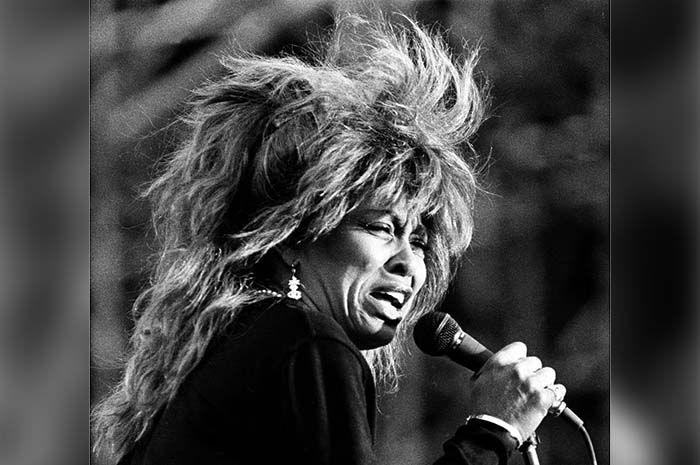 Tina Turner tampil dalam tur dunianya yang bertajuk 87 pada konser terbuka musim panas di Hamburg, Jerman, 3 Juli 1987.
