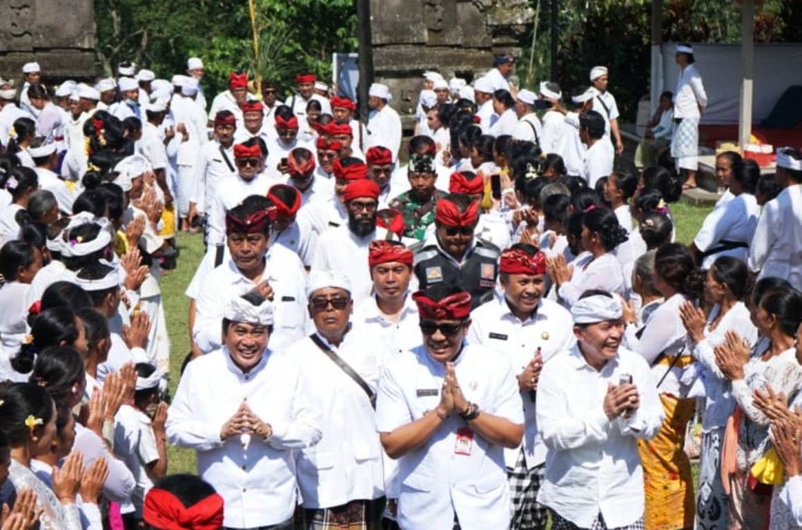 Ngaturang Bhakti di Pura Luhur Batu Lumbung dan Luhur Besikalung, Bupati Sanjaya Nunas Kerahayuan Jagat