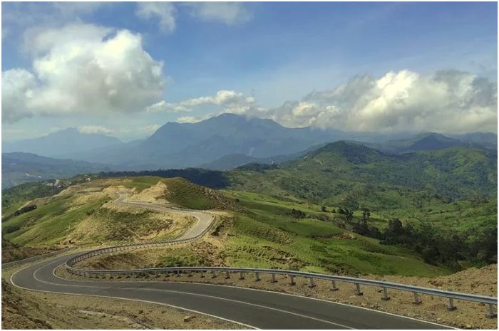 Jalan Sabuk Merah di perbatasan Indonesia Timor Leste yang menghubungkan Kabupaten Belu dan Malaka.