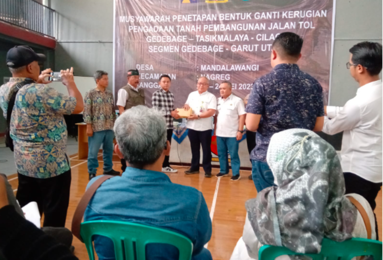 Suasana Musyawarah UGR Proyek Tol Getaci di Desa Mandalawangi, Kecamatan Nagreg, Kabupaten Bandung, Selasa 23 Mei 2023 dan Rabu 24 Mei 2023. Sejumlah warga menolak menandatangani harga lahan yang ditawarkan.