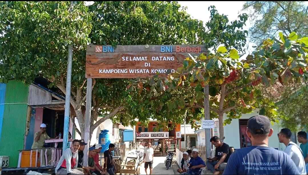 Suasana di Gerbang Masuk Kampung Komodo, Pulau Komodo, Kabupaten Manggarai Barat, NTT.