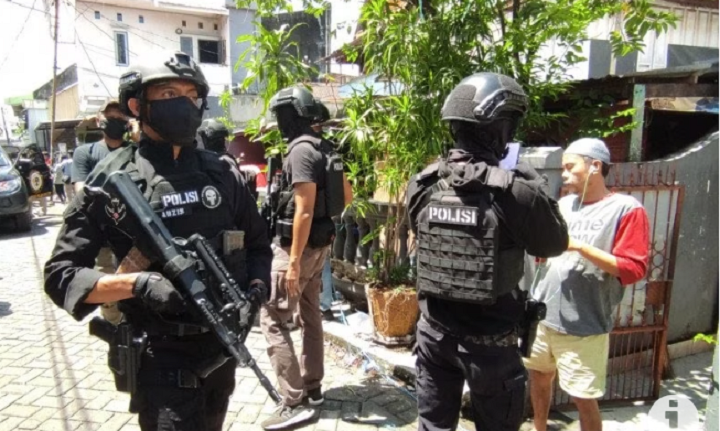 Ilustrasi - Polisi bersenjata lengkap mengamankan area saat pengeledahan rumah teroris/ANTARA/Darwin Fatir.