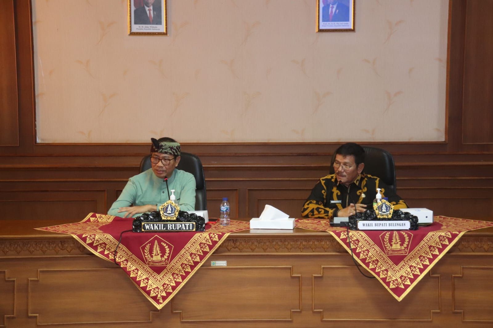 Wabup Badung Ketut Suiasa saat menerima kunjungan Wabup Bulungan Ingkong Ala dan rombongan di Ruang Nayaka Gosana II Kantor Bupati Badung di Puspem Badung, Kamis (25/5).