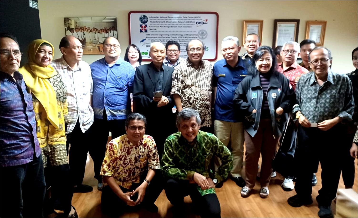 Direktur Fasilitasi Riset LPDP, Wisnu Soenarso (berdiri No.3 dari kanan) bersama para Pakar CTIS, antara lain, Prof.Wardiman Djojonegoro (Berdiri No.5 dari kiri), Dr. Idwan Soehardi (Berdiri paling kiri) dan Dr.Bambang Setiadi (Berdiri,  paling kanan) 
