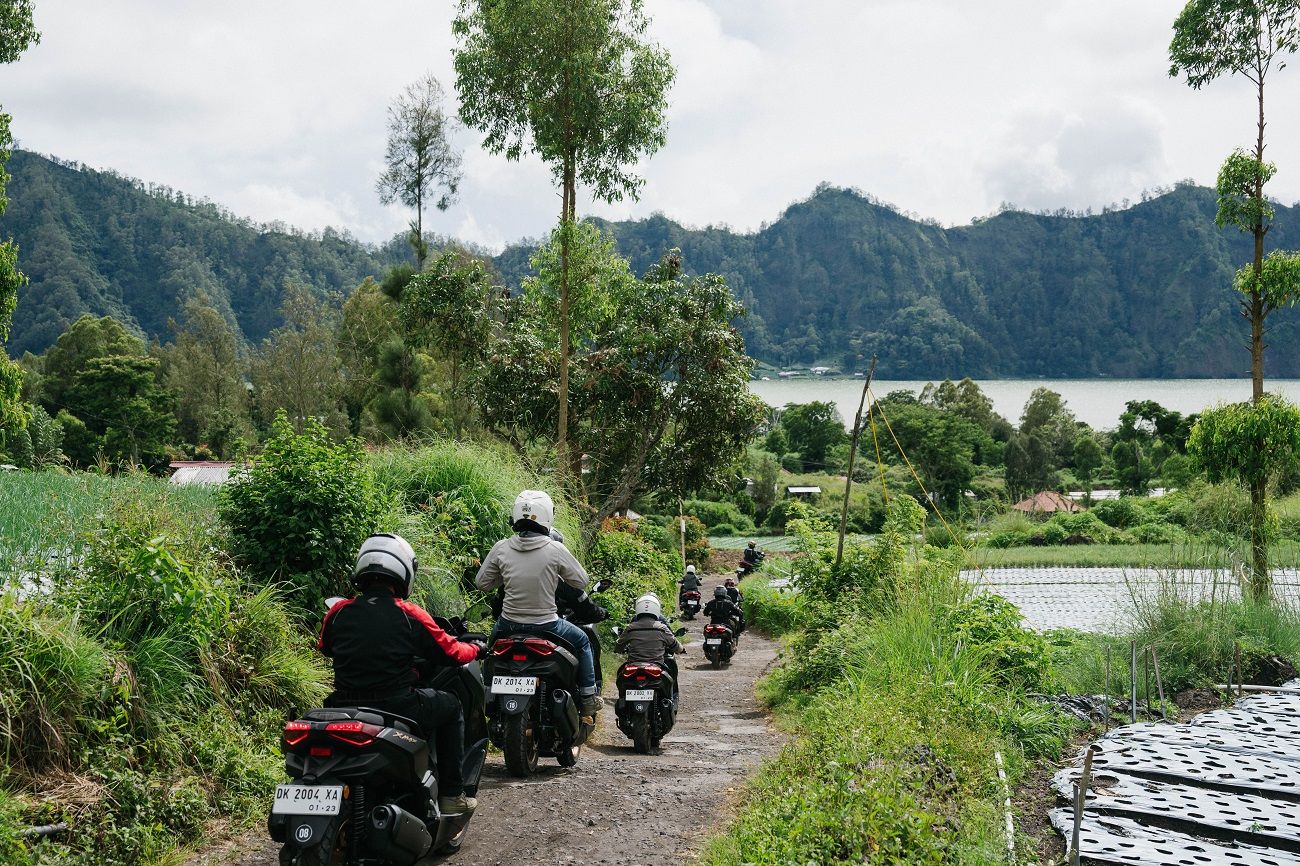 Tips Berkendara: Bikers Wajib Paham, Ini Cara Berkendara yang Tepat Lewati Jalan Rusak.