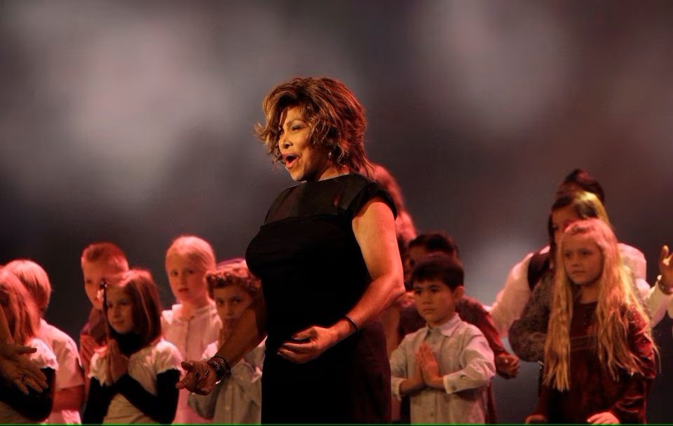Tina Turner tampil dalam gala Penghargaan Olahraga Swiss, di Zurich, Swiss, 11 Desember 2011. 