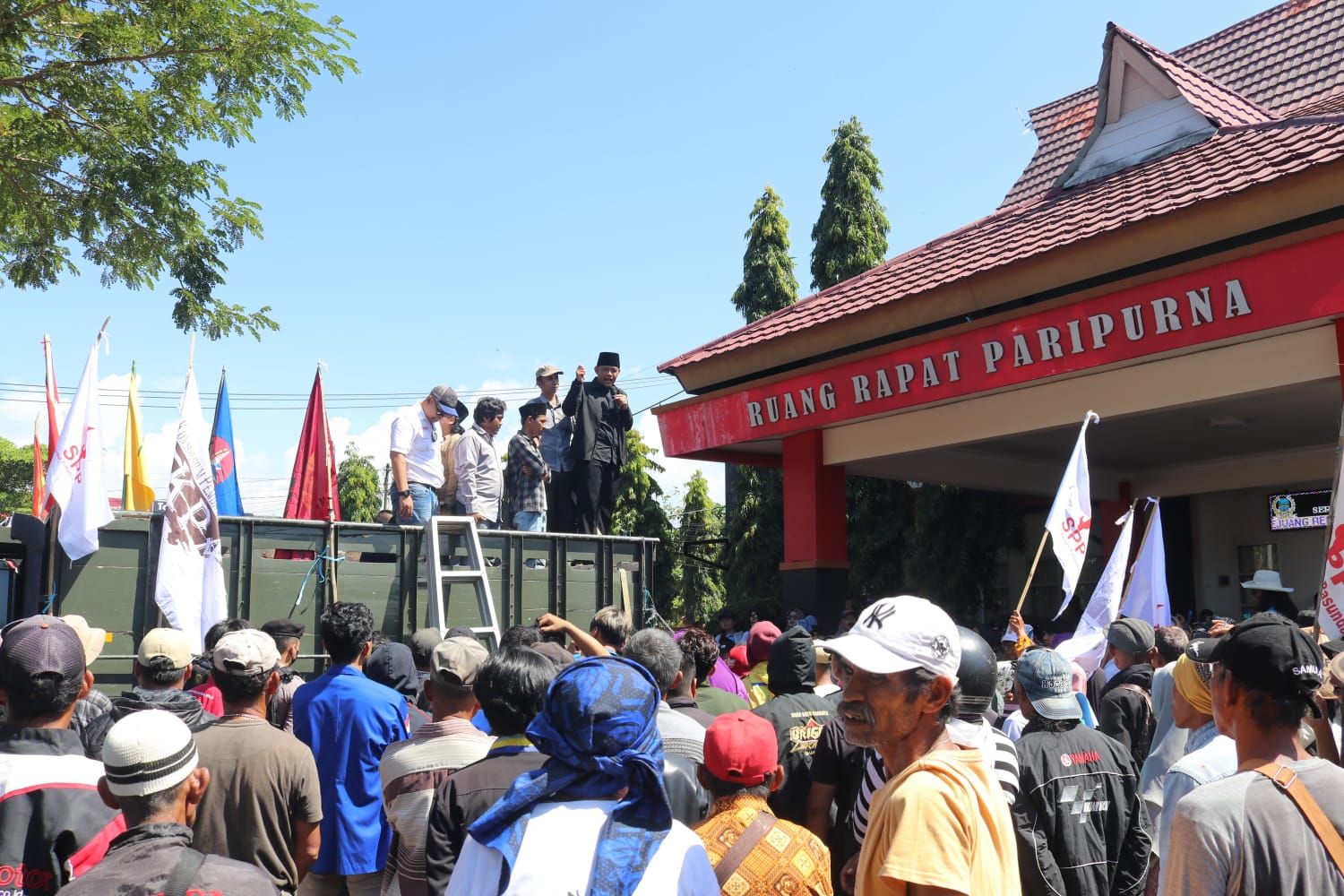Ribuan petani mendatangi Gedung DPRD Kabupaten Pangandaran, Kamis 25 Mei 2023. Mereka menyampaikan beberapa tuntutan. */kabar- priangan.com/Kiki Masduki