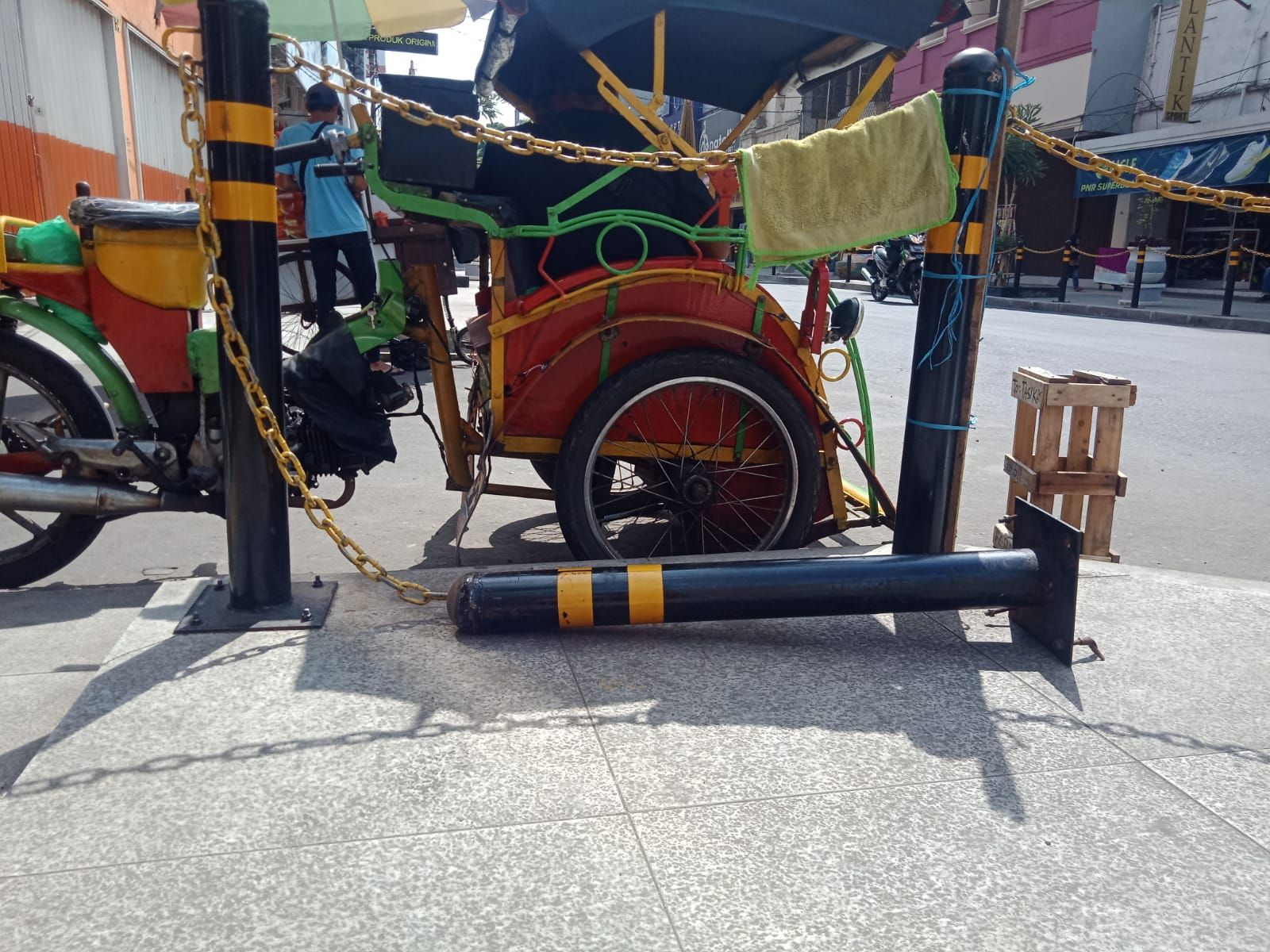 Salah satu tiang pembatas jalan HZ Mustafa Kota Tasikmalaya rusak dan lepas dari dudukannya.