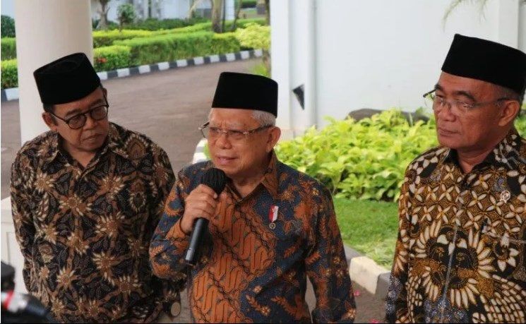 Menko PMK Muhadjir Effendy (kanan) mendampingi Wakil Presiden Ma’ruf Amin memberikan keterangan pers di Istana Wakil Presiden, Jakarta, Rabu (2452023).