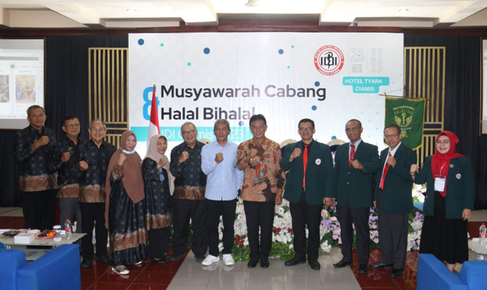 Bupati Ciamis Herdiat Sunarya (lima dari kanan), Wakil Ketua DPRD Ciamis Heri Rafni Kotari (enam dari kanan) dan Ketua IDI Ciamis dr. Budi Ahmad Rasas (empat dari kanan) foto bersama di acara (Muscab) IDI Ciamis di Hotel Tyara Plaza Ciamis Kamis, 25 Mei 2023./ciamikab.go.id