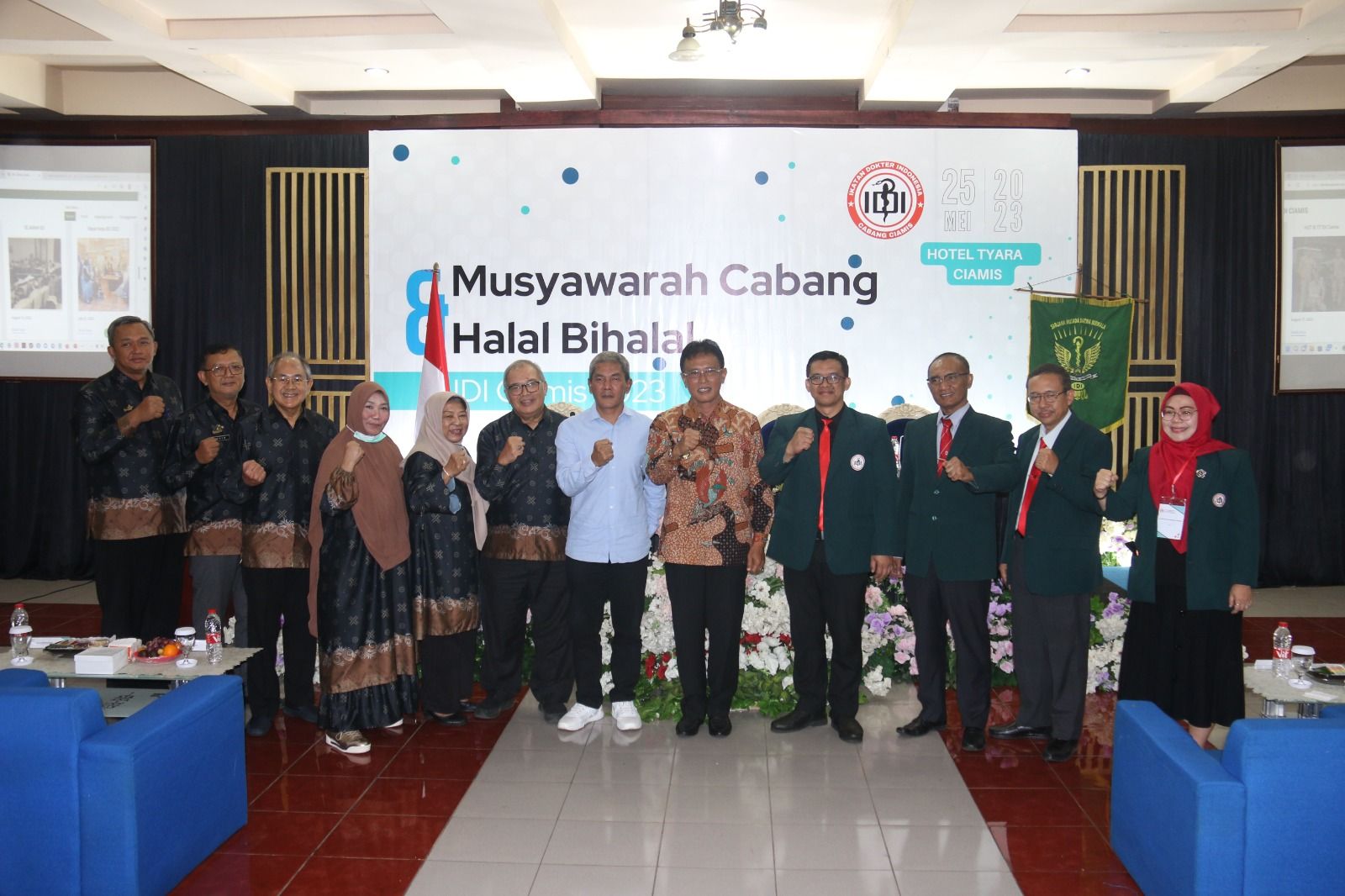 Bupati Ciamis Herdiat Sunarya difoto bersama ketua IDI terpilih bersama jajaran pengurus IDI Kabupaten Ciamis.