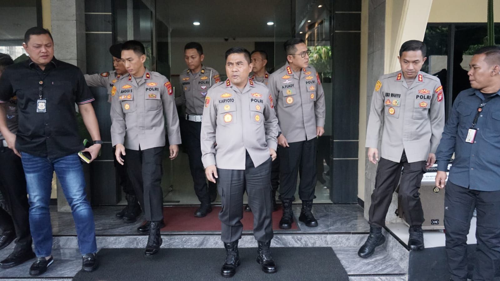Kapolda Metro Jaya Irjen Pol Karyoto, S.I.K., Kamis, 25 Mei 2023 pagi, melakukan kunjungan kerja ke Polres Metro Depok.  Kunjungan selain untuk mengecek situasi markas Polres, juga memberikan arahan terkait penanganan perkara yang viral di medsos yaitu peristiwa KDRT
