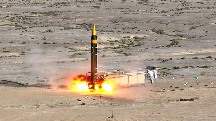 Rudal balistik Khorramshahr generasi ke-4 permukaan-ke-permukaan baru yang disebut Khaibar dengan jangkauan 2.000 km diluncurkan di lokasi yang dirahasiakan di Iran, dalam gambar ini diperoleh pada 25 Mei 2023. 