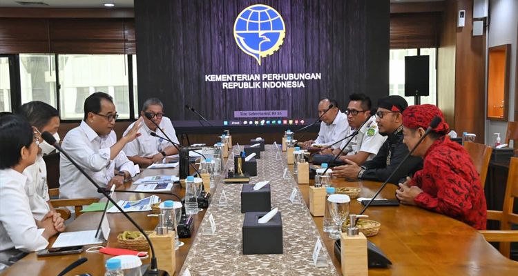 Menhub Budi Karya Sumadi menyatakan pihaknya mendukung rencana mengaktifkan kembali jalur rel kereta api di Madura.