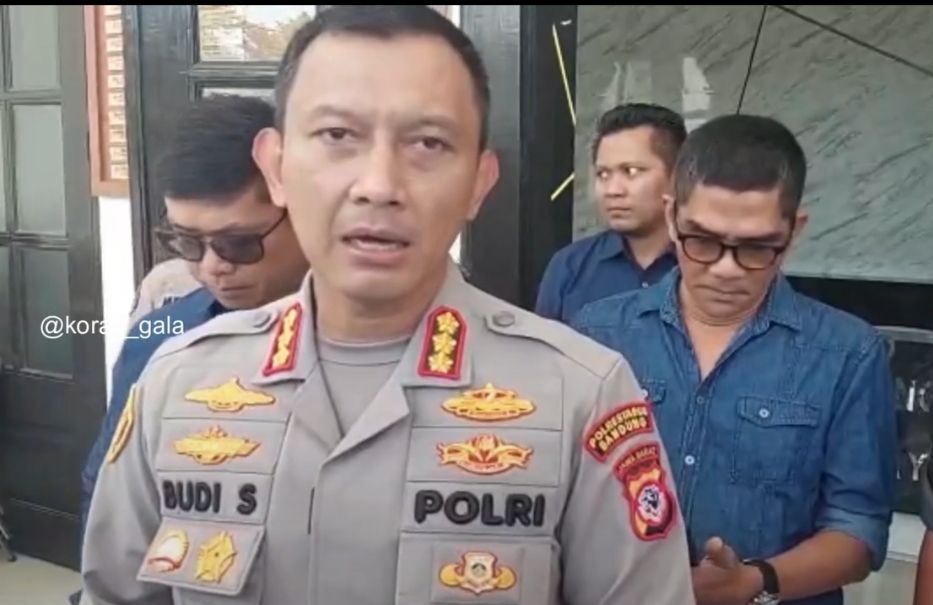 Kapolrestabes Bandung Kombes Pol. Budi Sartono saat memberikan keterangan pers kepada awak media di Polrestabes Bandung, Kamis 25 Mei 2023 terkait kasus penggelapan uang biaya studi tour siswa SMAN 21 Kota Bandung .
