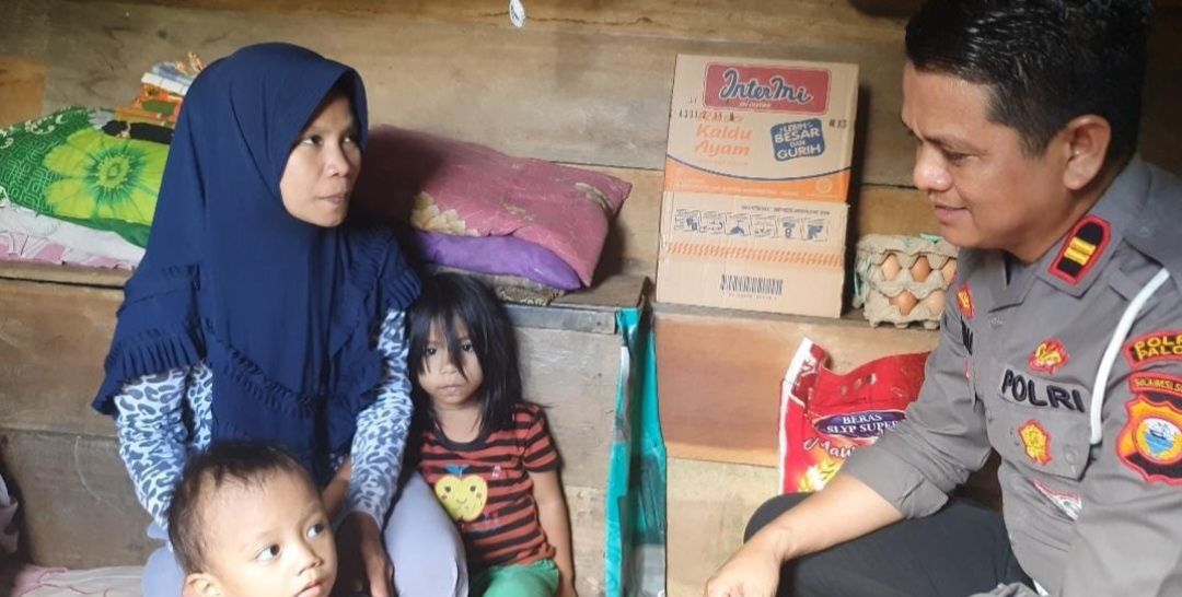 Kanit Regident Polres Palopo IPTU. Kamaluddin saat datangi rumah janda.