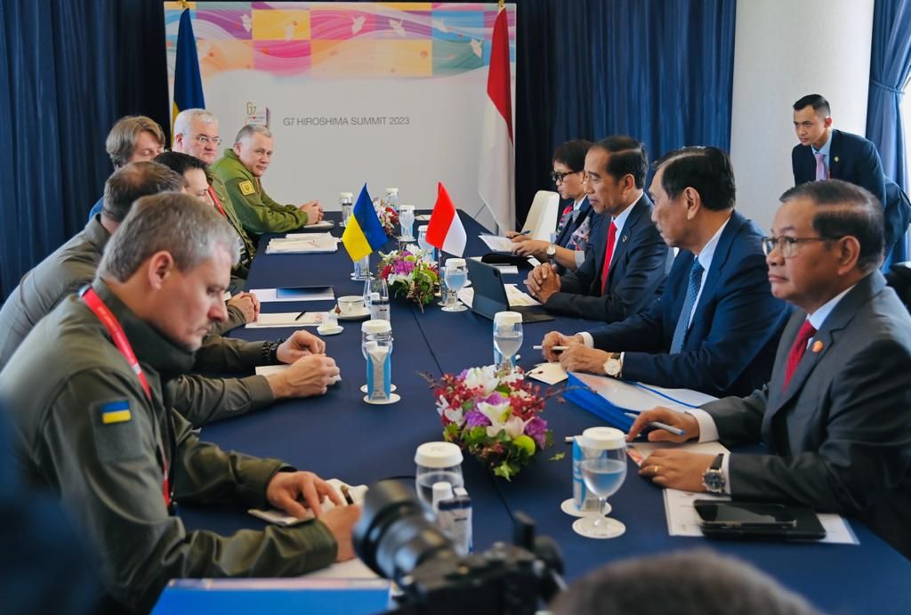 residen Joko Widodo mengadakan pertemuan bilateral dengan Presiden Ukraina, Volodymyr Zelenskyy, di sela-sela Konferensi Tingkat Tinggi (KTT) G7 dan mitra yang digelar di Hotel Grand Prince, Hiroshima, Jepang, pada Minggu, 21 Mei 2023.