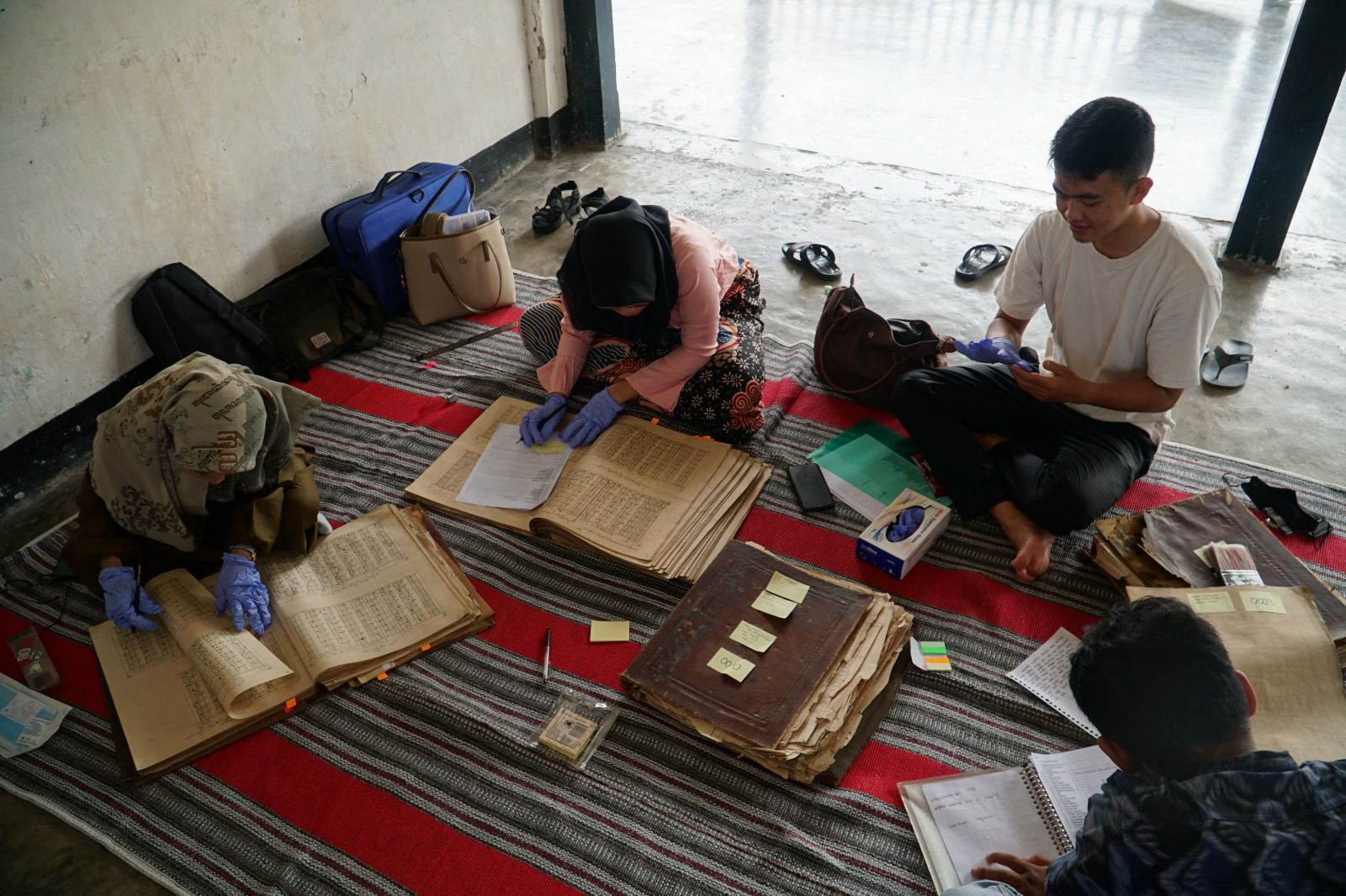 Sebanyak 8.000 lembar naskah kuno akan bisa diakses  publik secara online setelah adanya program Wikisource Loves Manuscripts (WILMA). Pada 4-31 Mei ini WILMA melakukan digitalisasi 33 naskah kuno di empat Kota/Kabupaten Yogyakarta. 