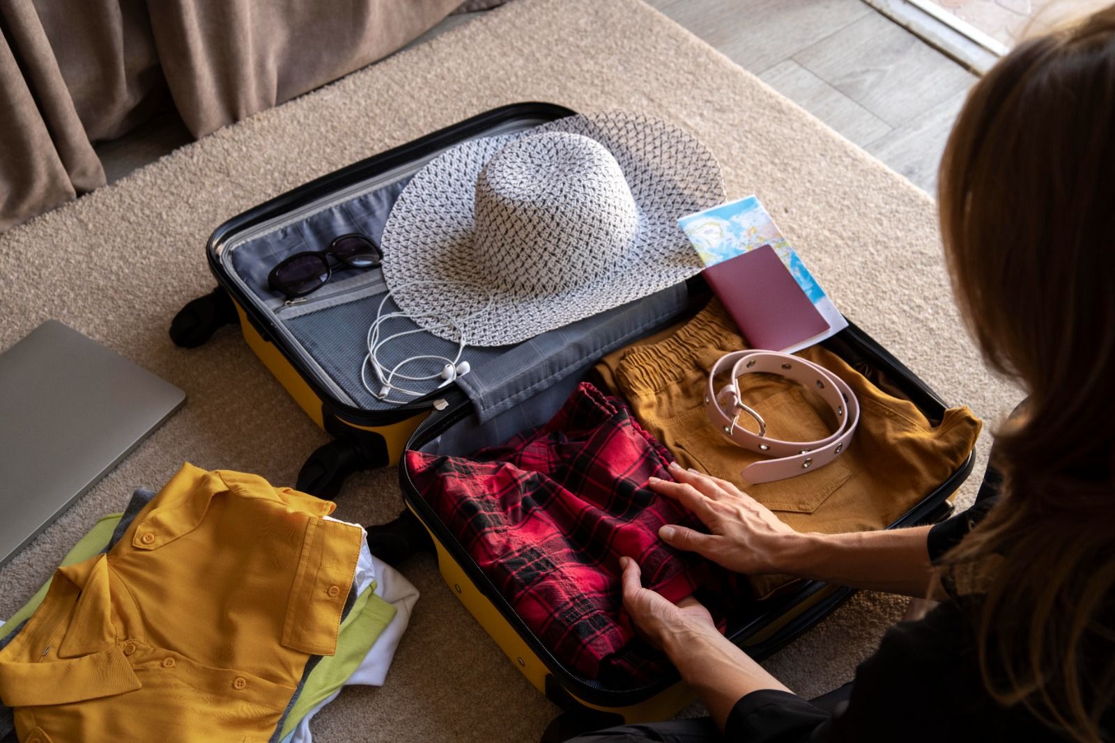 Packing minimalis membuat perjalanan menjadi lebih nyaman dan tidak merepotkan/Freepik