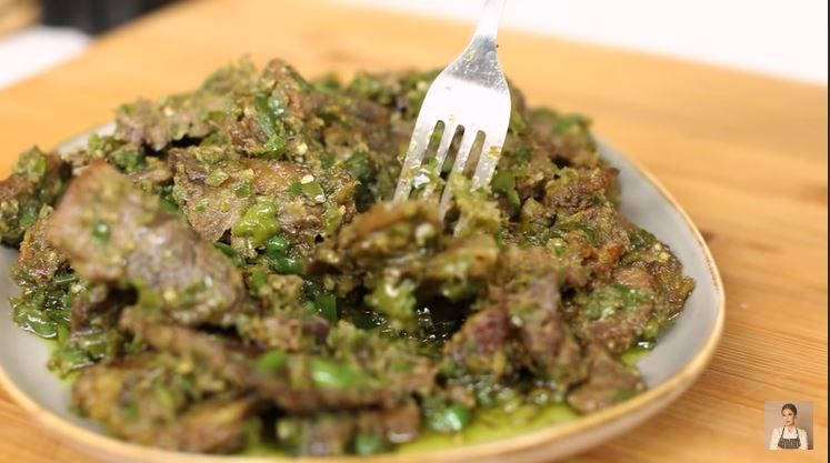 Inilah resep membuat olahan daging kurban cabai hijau khas Idul Adha yang rasanya pedas dan gurih ala Chef Devina Hermawan. 